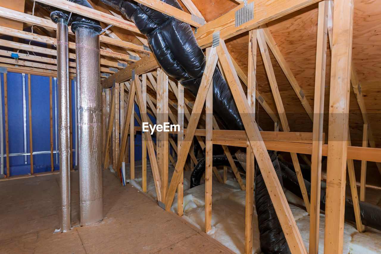 LOW ANGLE VIEW OF CEILING IN BUILDING