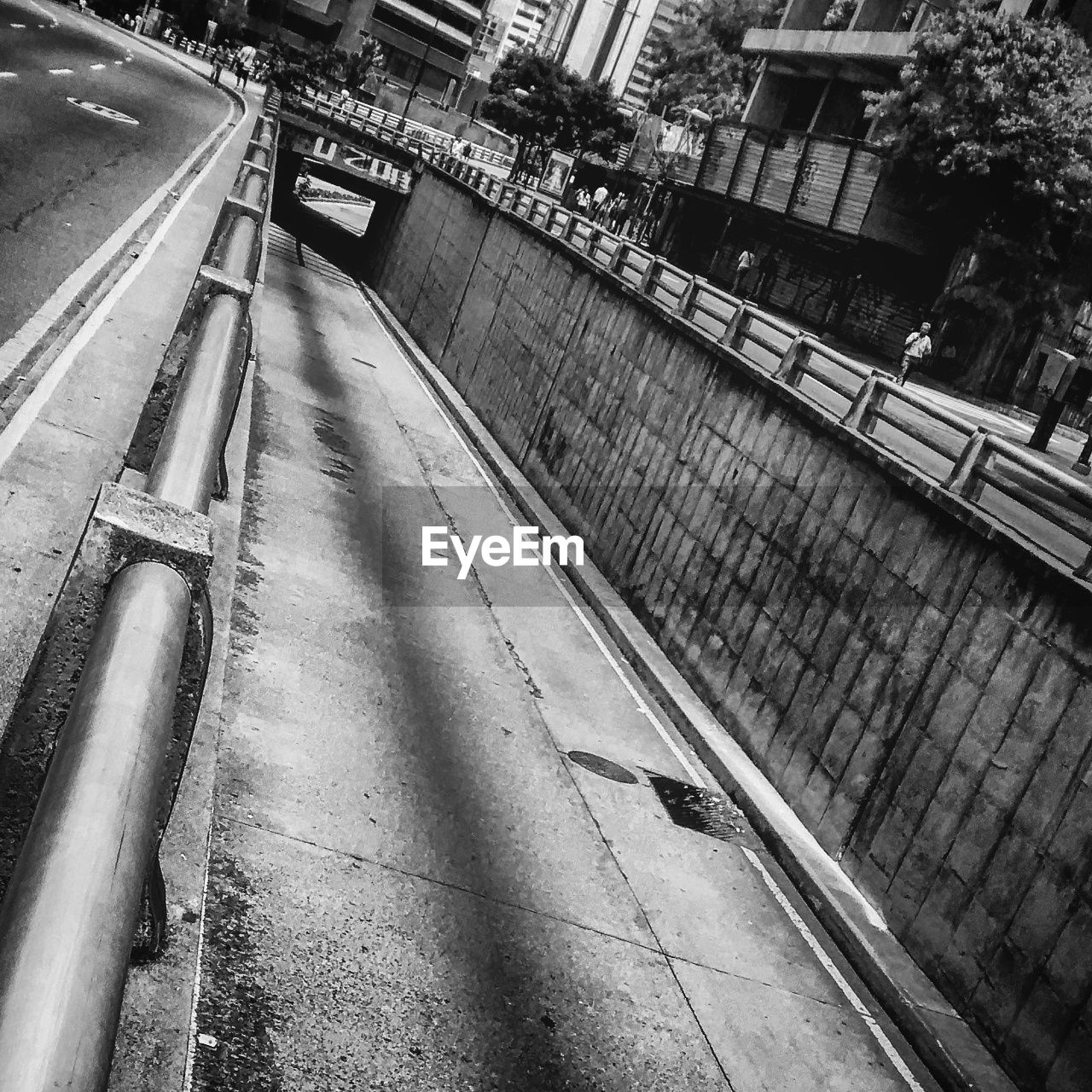 HIGH ANGLE VIEW OF CARS MOVING ON ROAD