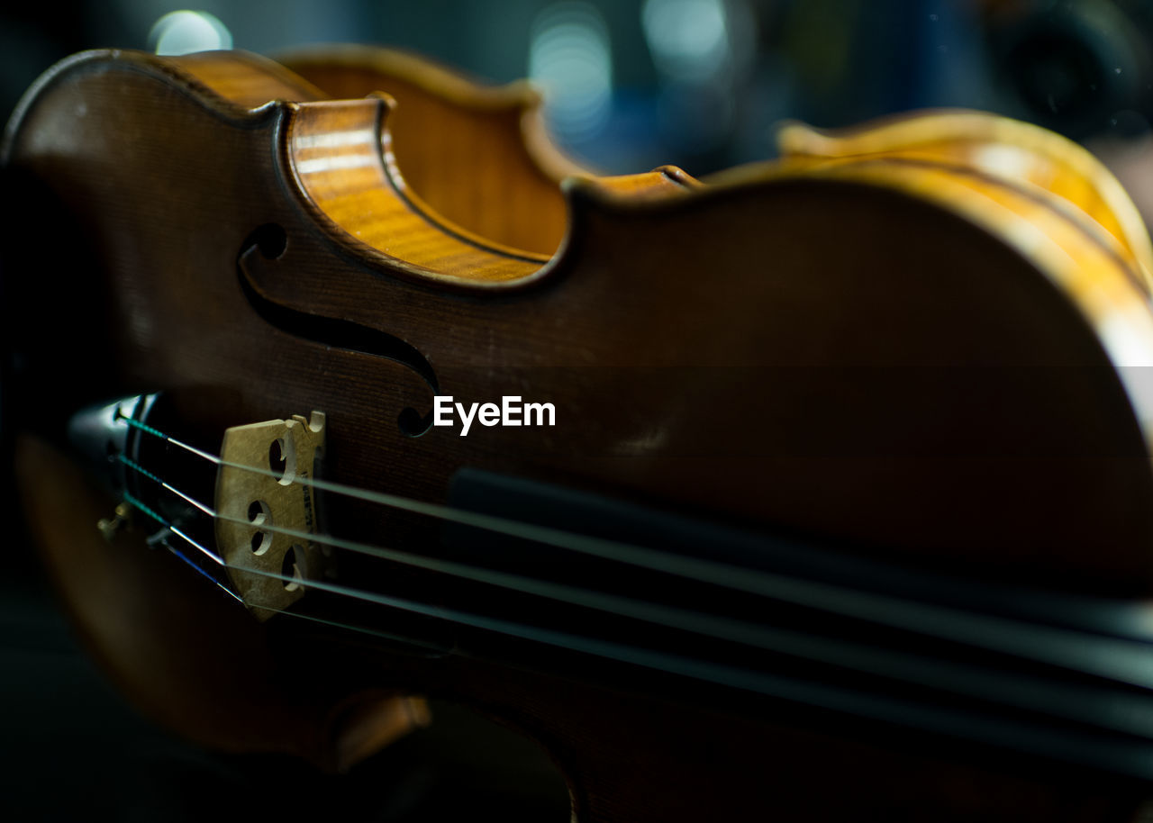 CLOSE-UP OF GUITAR PLAYING PIANO