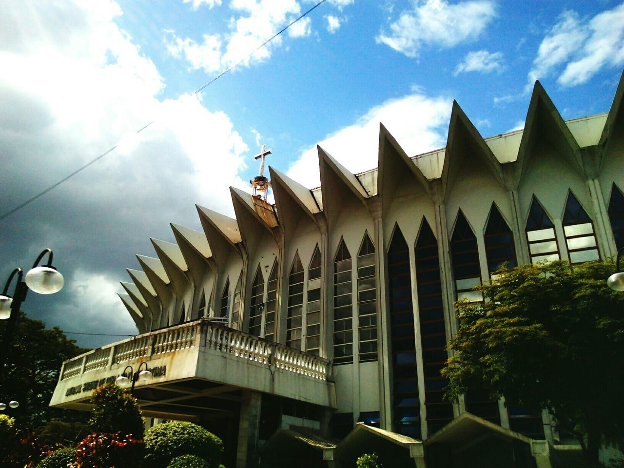 LOW ANGLE VIEW OF BUILT STRUCTURE AGAINST SKY