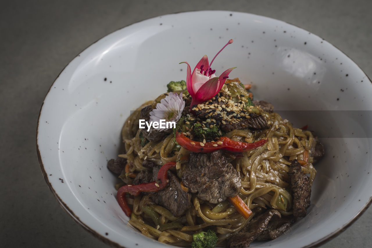 HIGH ANGLE VIEW OF VEGETABLES IN BOWL