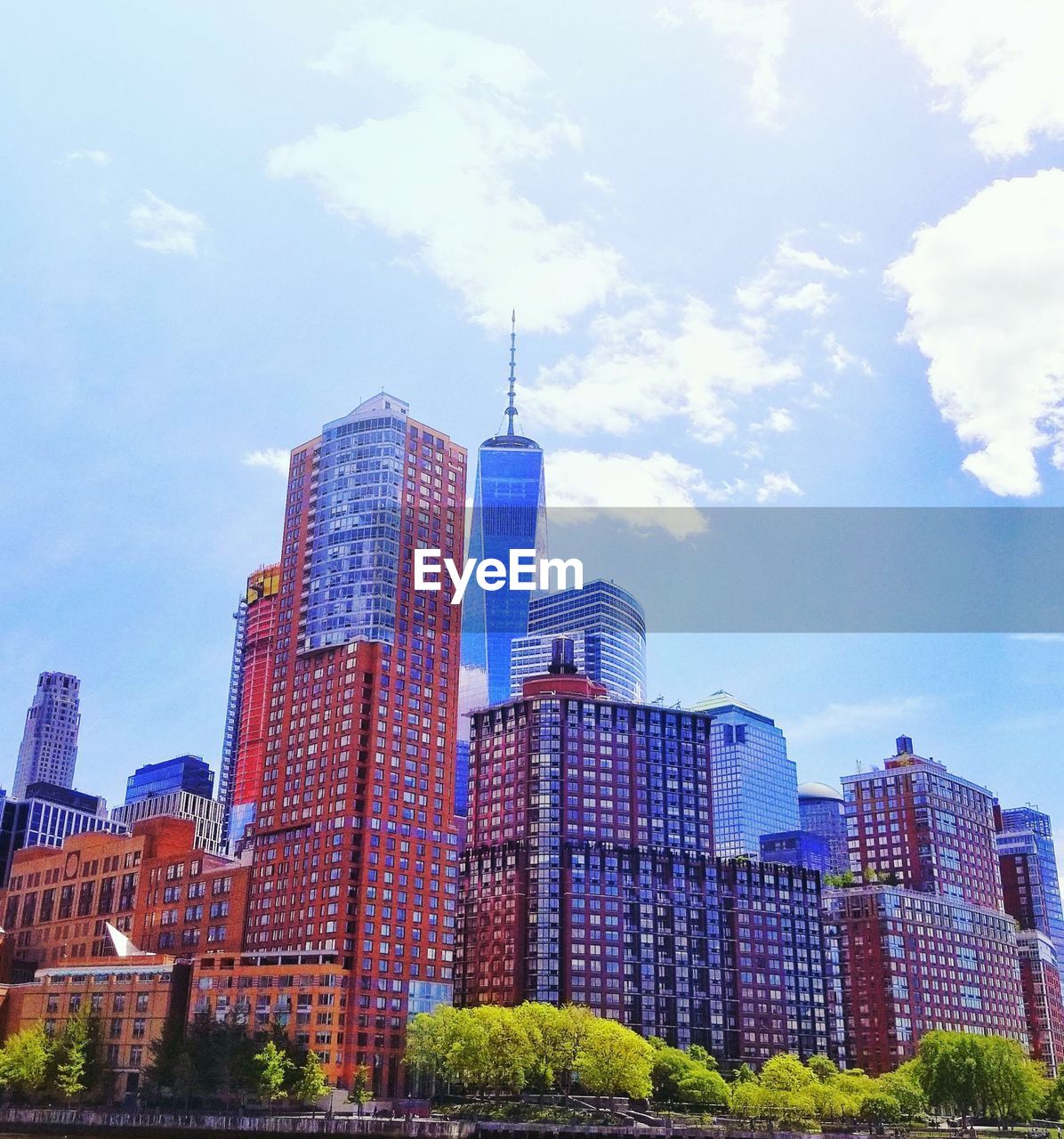 LOW ANGLE VIEW OF BUILDINGS IN CITY