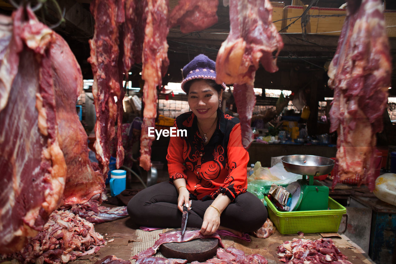 FULL LENGTH OF WOMAN WORKING AT MARKET