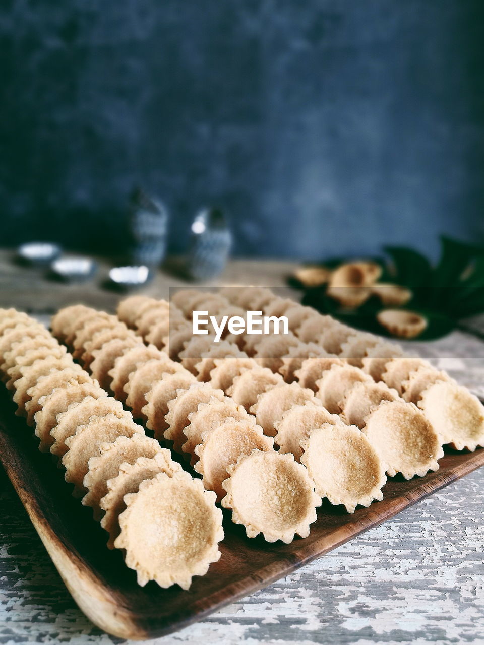 CLOSE-UP OF COOKIES IN PLATE