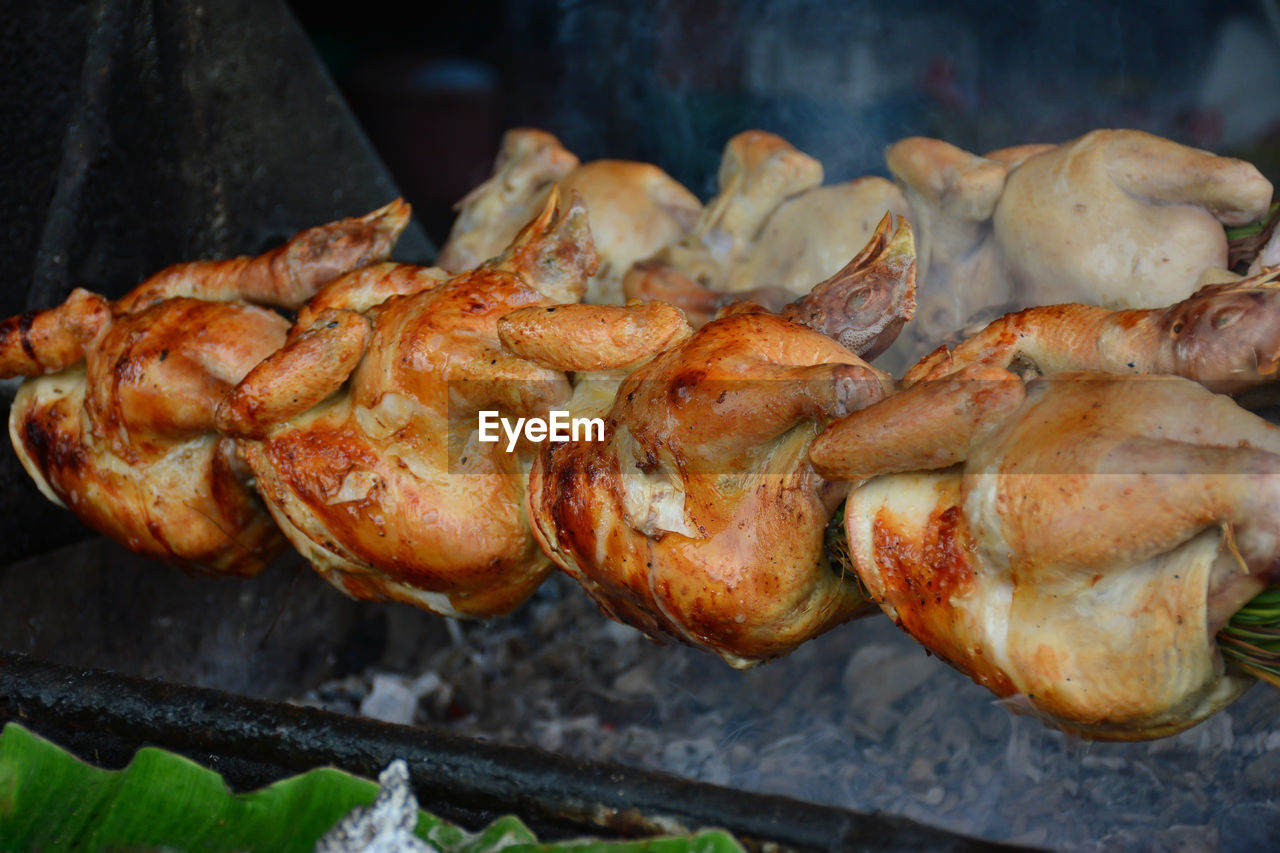 HIGH ANGLE VIEW OF ROASTED MEAT ON BARBECUE GRILL