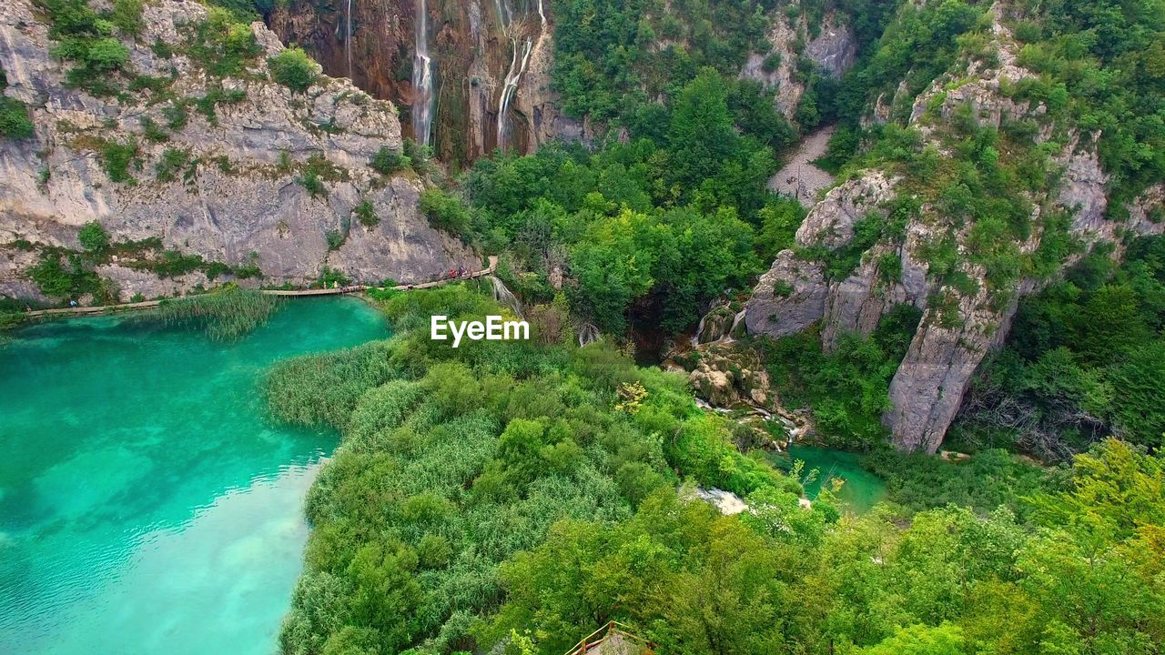 HIGH ANGLE VIEW OF ROCKS ON SHORE