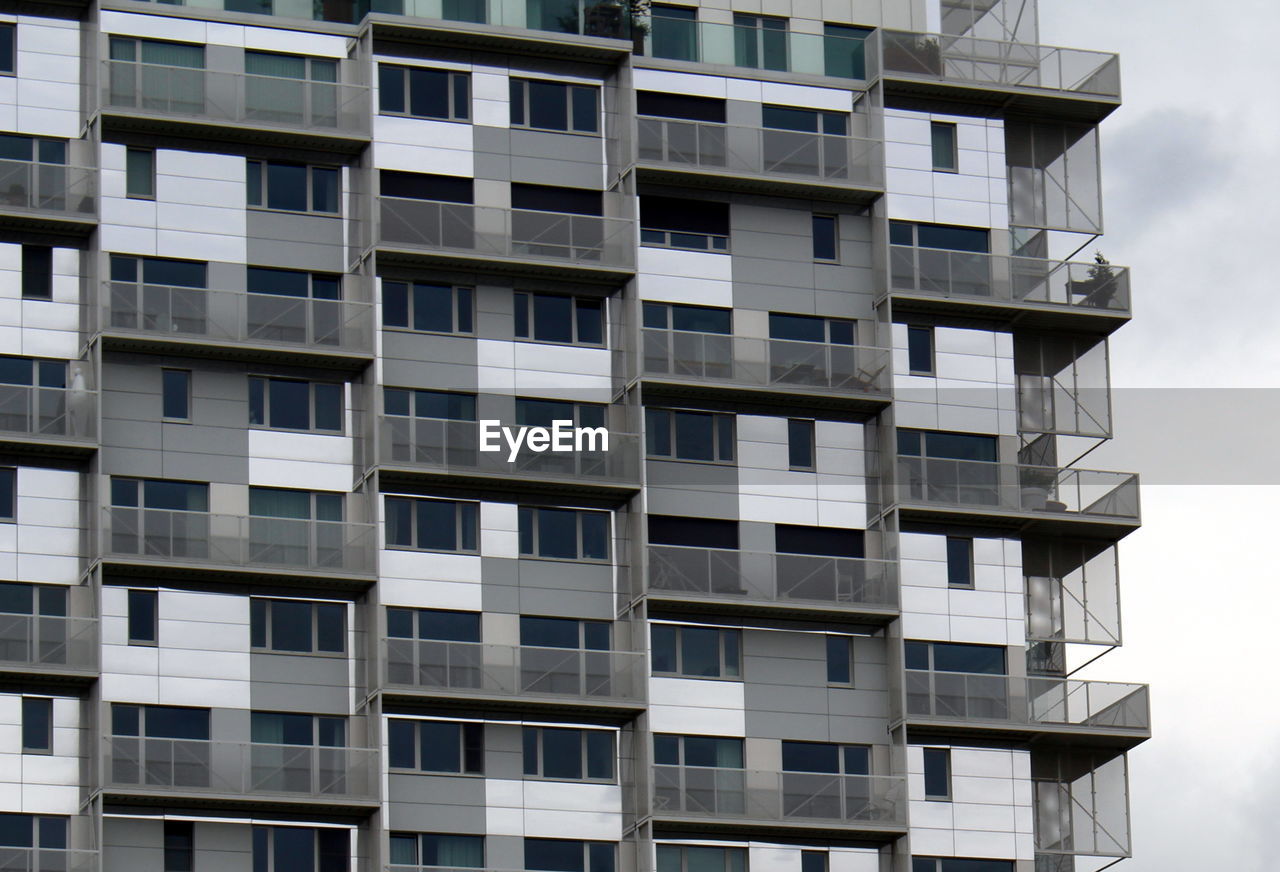 LOW ANGLE VIEW OF MODERN BUILDING IN CITY