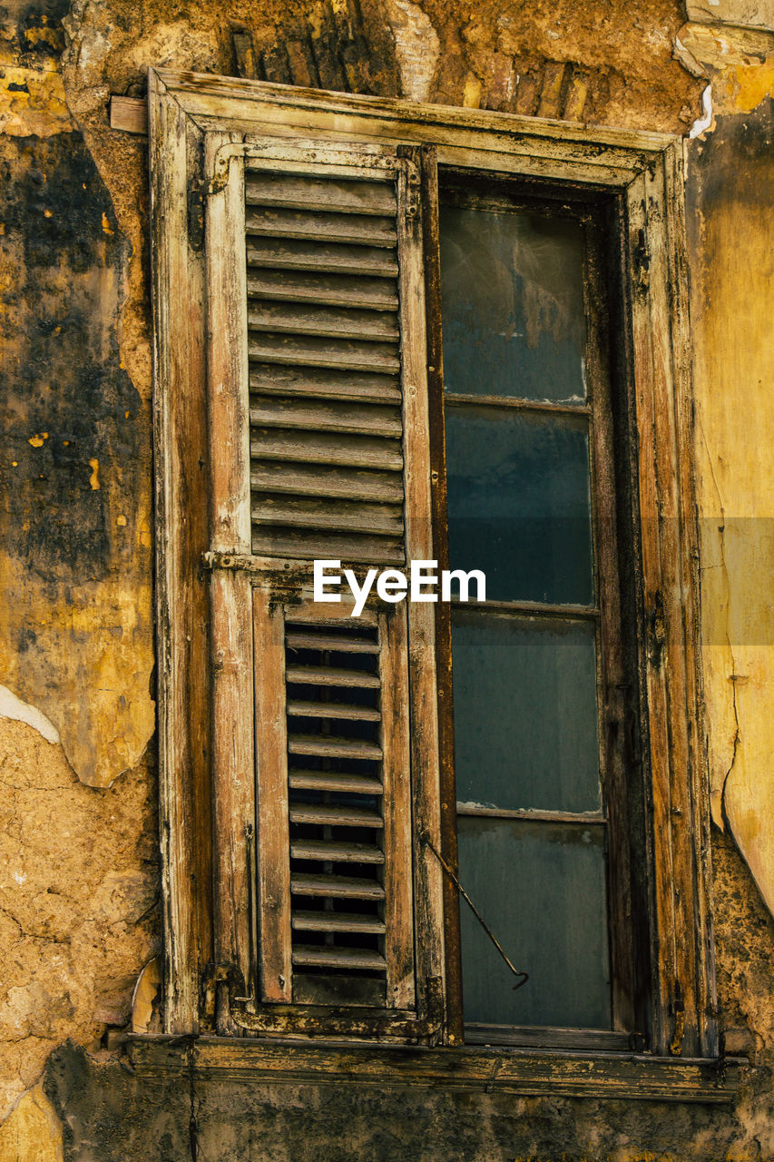 WINDOW OF OLD ABANDONED HOUSE