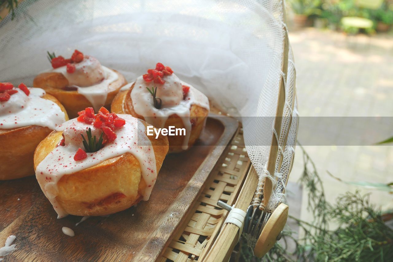 HIGH ANGLE VIEW OF FOOD IN PLATE