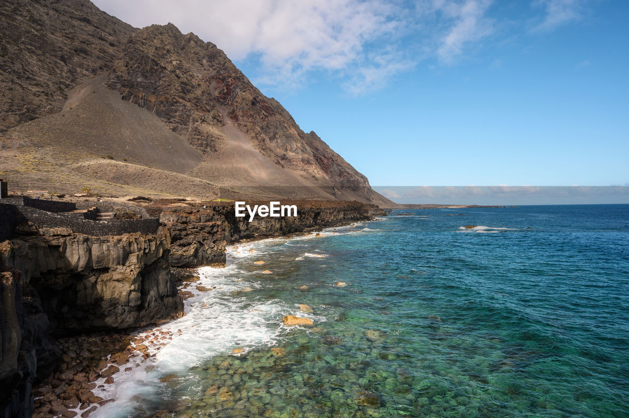 SCENIC VIEW OF SEA AND MOUNTAIN AGAINST SKY