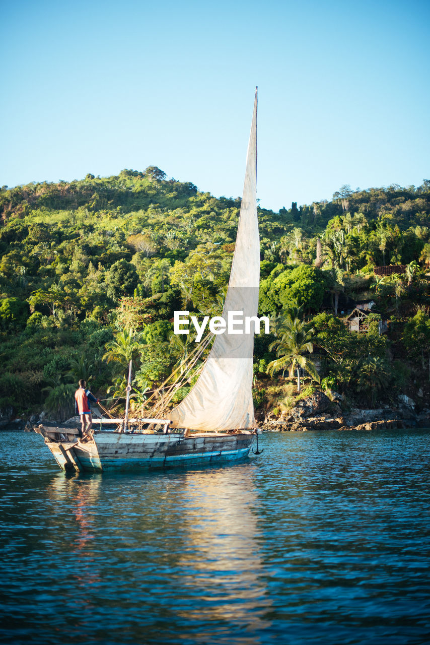 SAILBOAT IN SEA AGAINST SKY