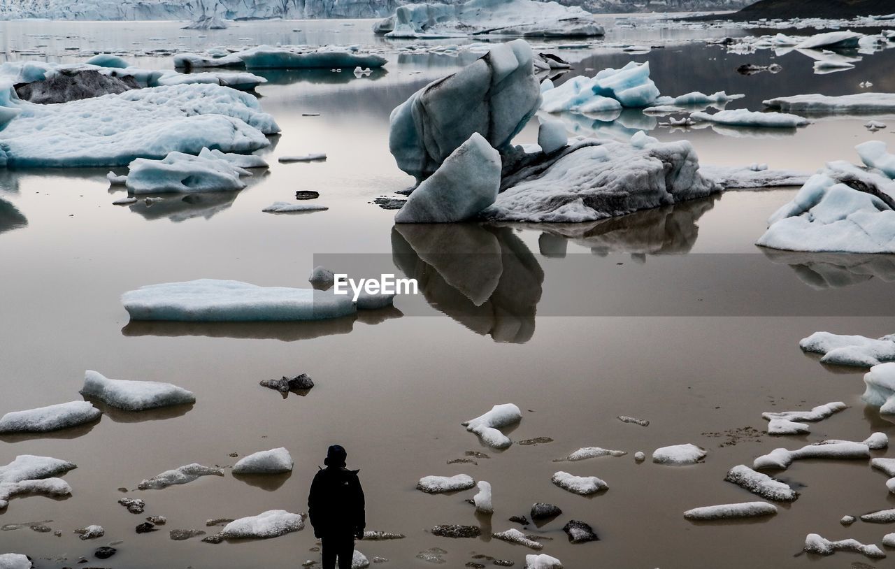 HIGH ANGLE VIEW OF ICE FLOATING ON WATER AT LAKE