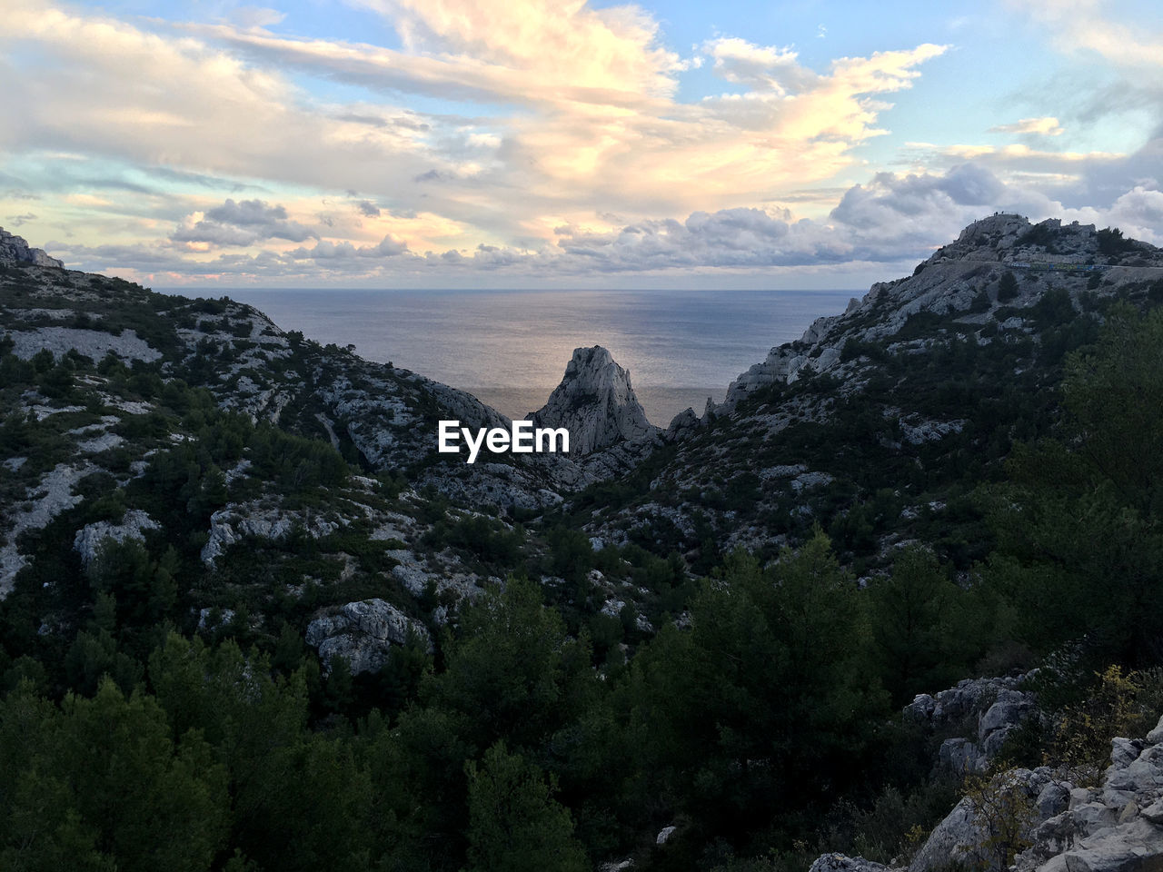 SCENIC VIEW OF SEA AGAINST SKY AT SUNSET