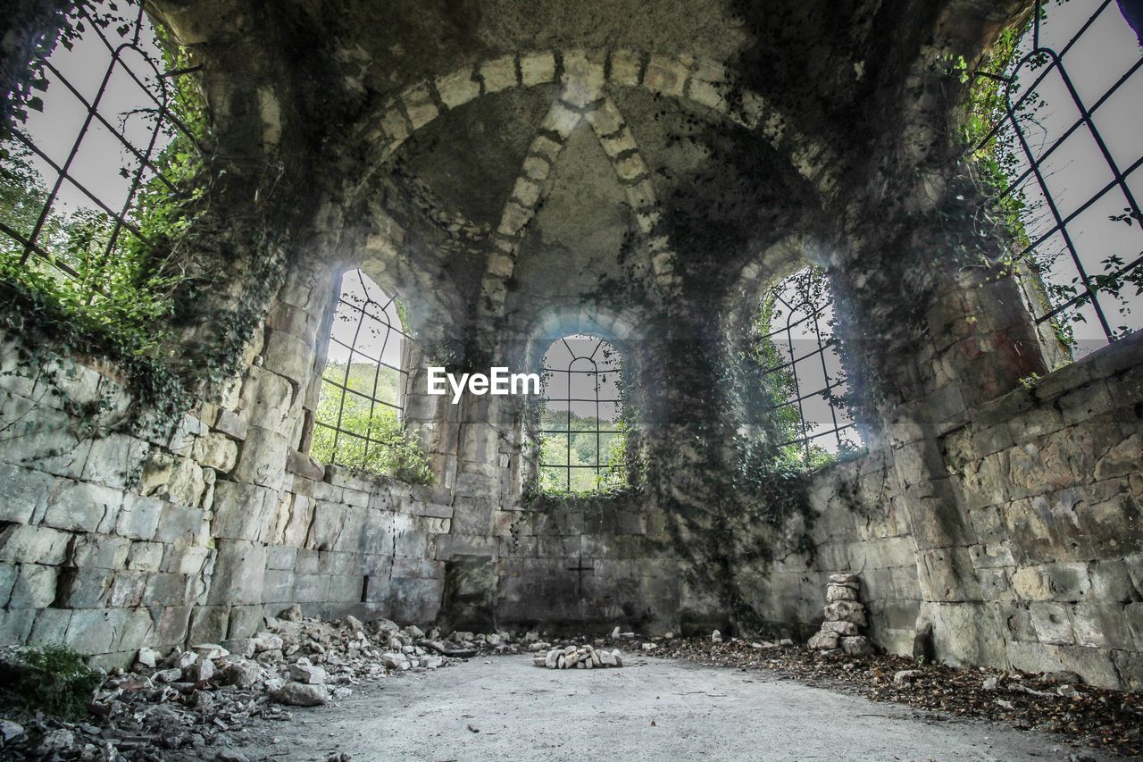 VIEW OF OLD RUINED BUILDING