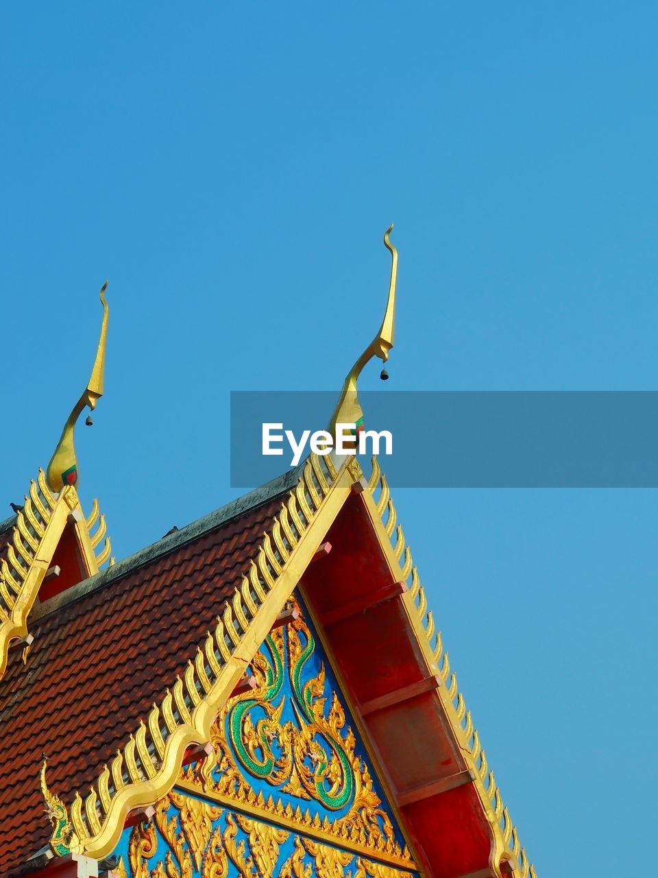 LOW ANGLE VIEW OF TRADITIONAL BUILDING AGAINST CLEAR SKY