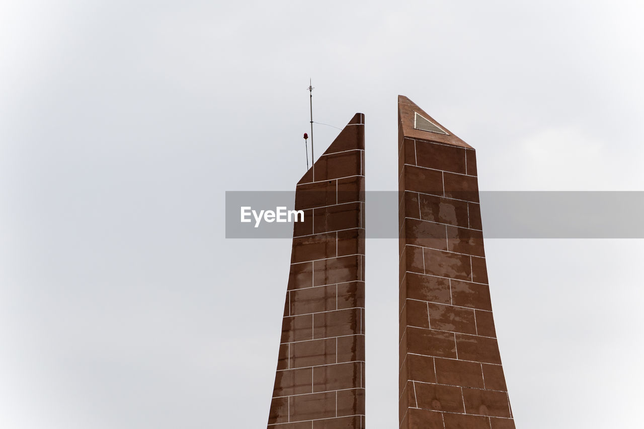 architecture, built structure, building exterior, tower, building, sky, skyscraper, city, nature, brick, industry, business, no people, tower block, business finance and industry, construction industry, low angle view, outdoors, steeple, copy space, office building exterior, day, cloud