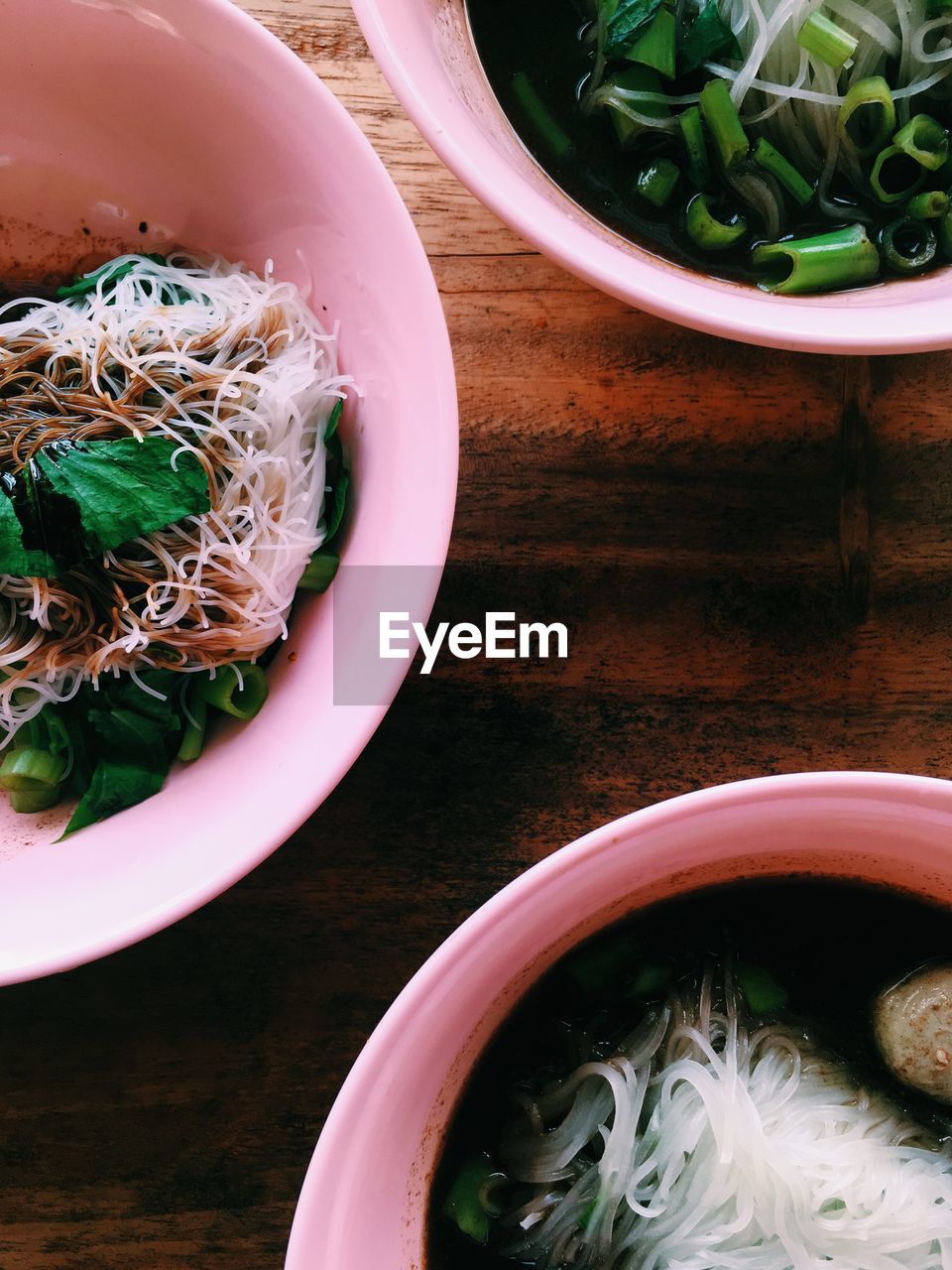 HIGH ANGLE VIEW OF FOOD IN BOWL ON TABLE