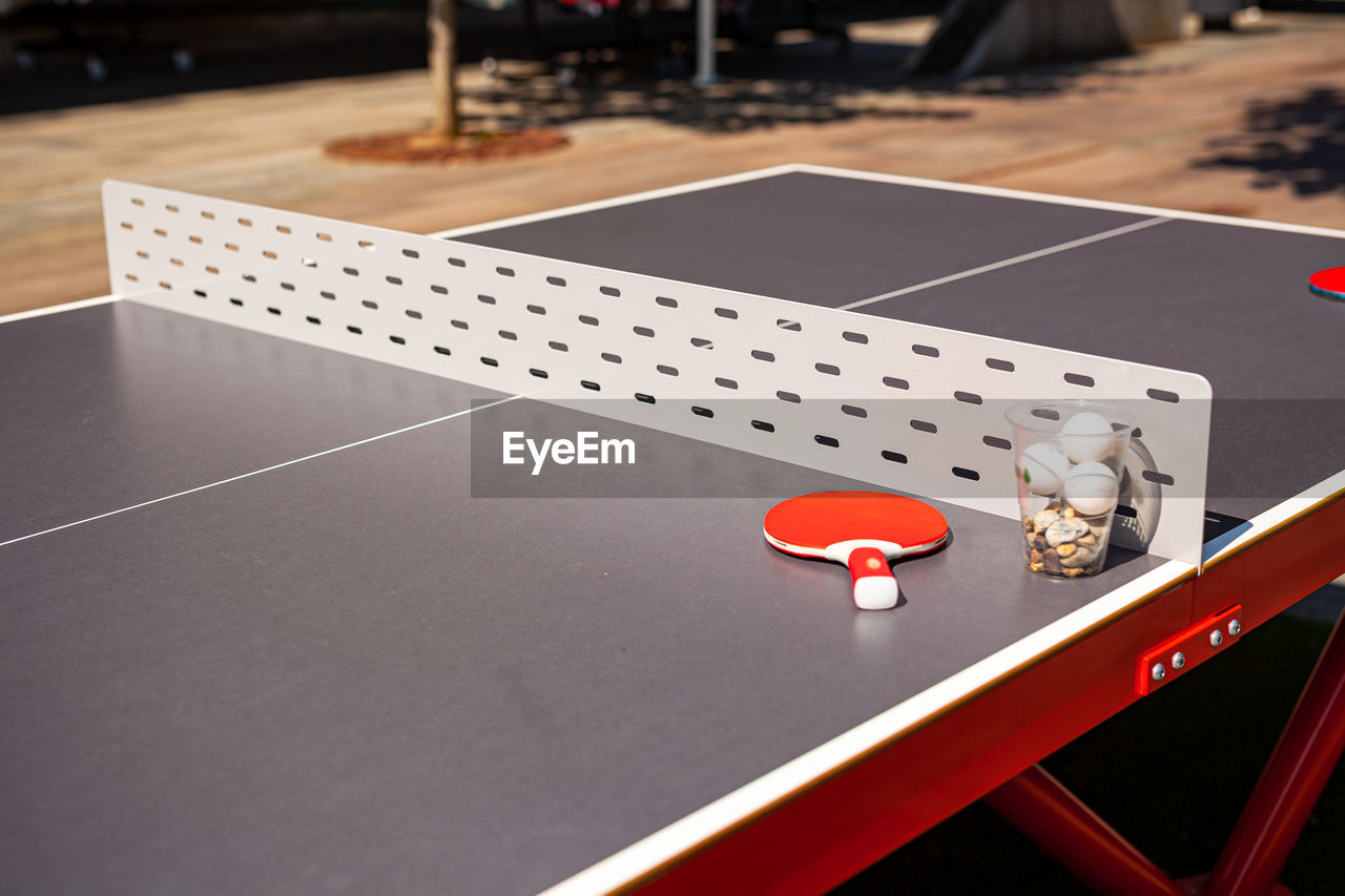 HIGH ANGLE VIEW OF PIANO AND BALL ON TABLE AT HOME