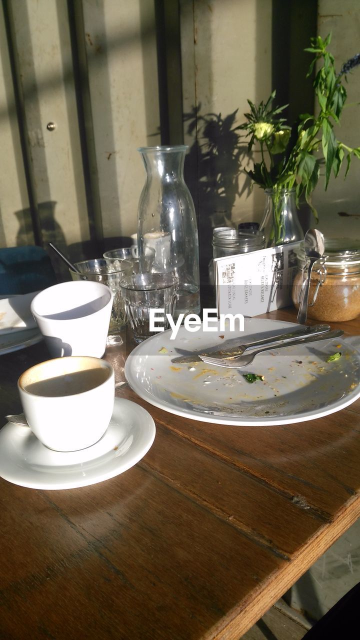 CLOSE-UP OF CAKE ON TABLE