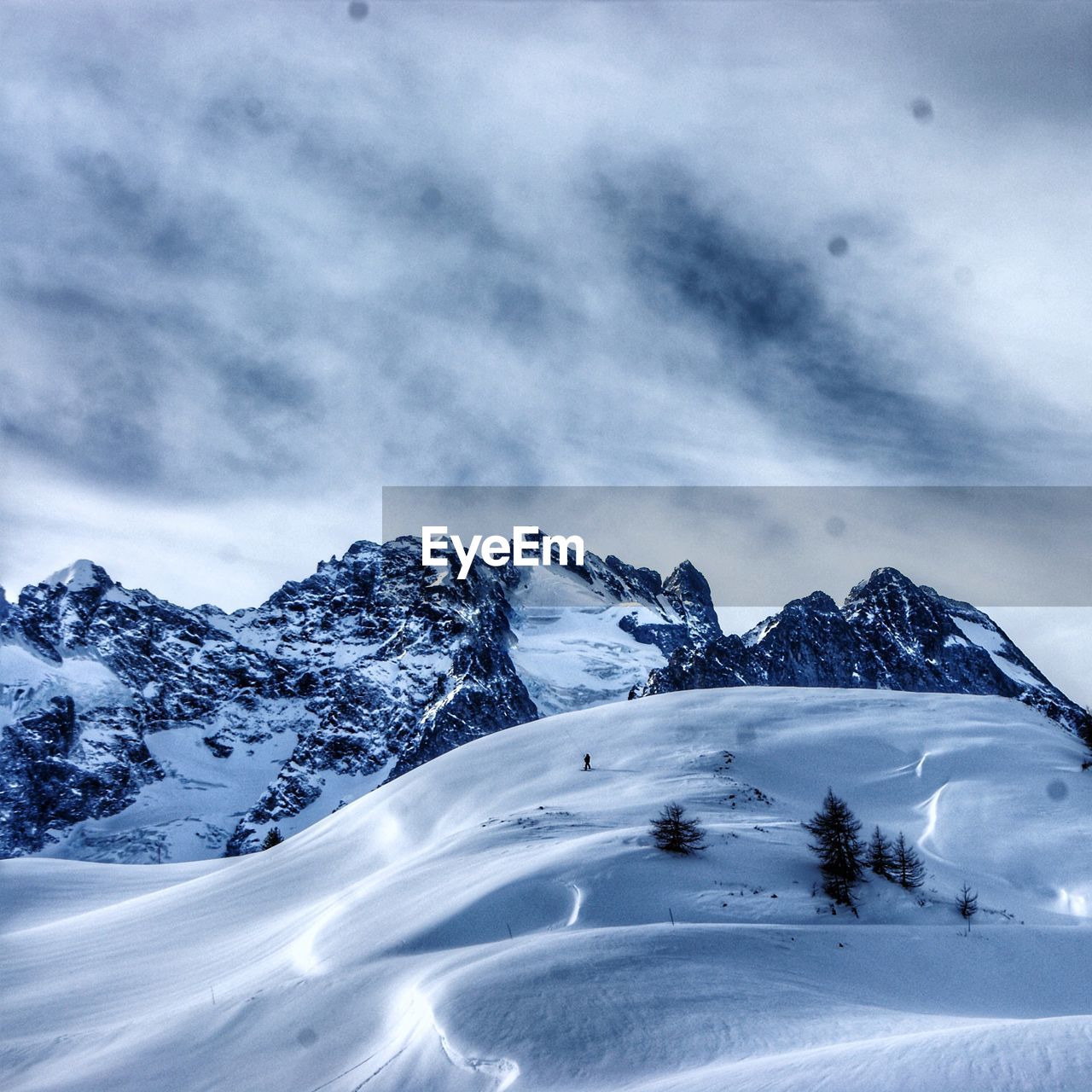 SNOWCAPPED MOUNTAIN AGAINST SKY