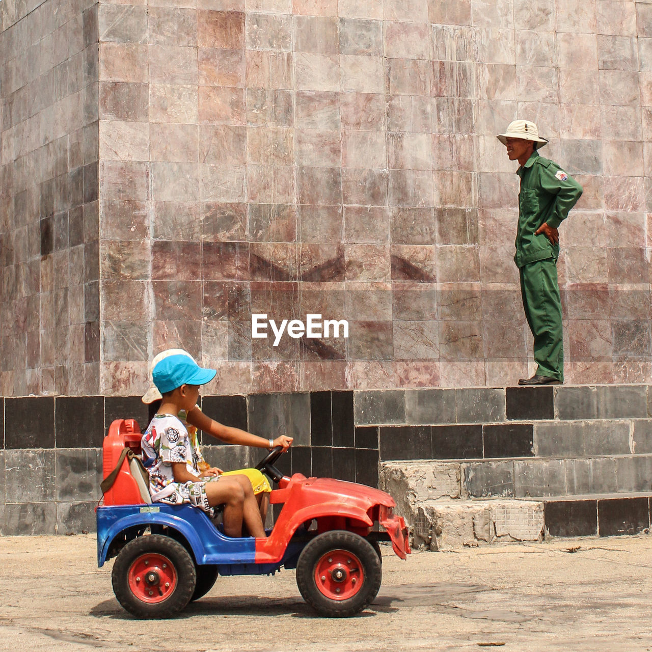 FULL LENGTH OF YOUNG WOMAN STANDING ON WALL