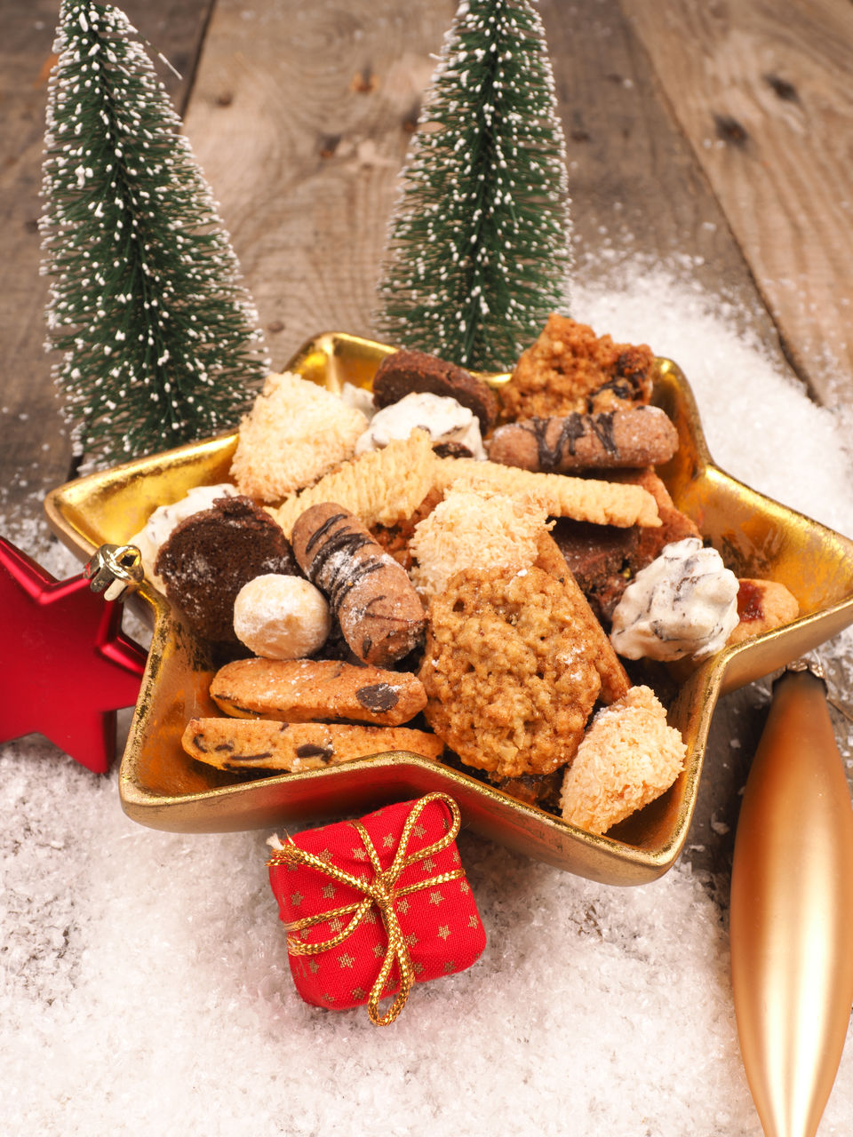 HIGH ANGLE VIEW OF CHRISTMAS DECORATIONS ON TABLE