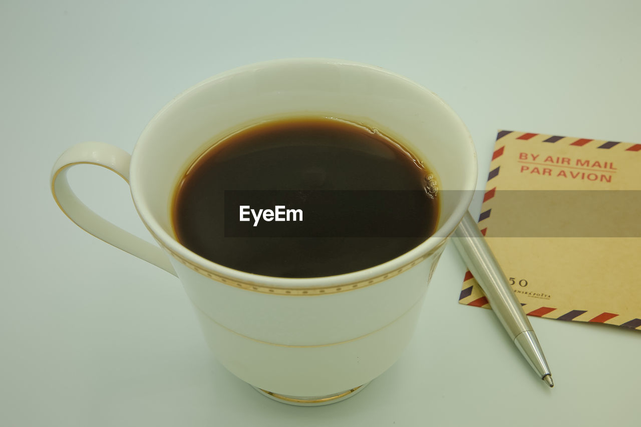 HIGH ANGLE VIEW OF COFFEE CUP AND TABLE