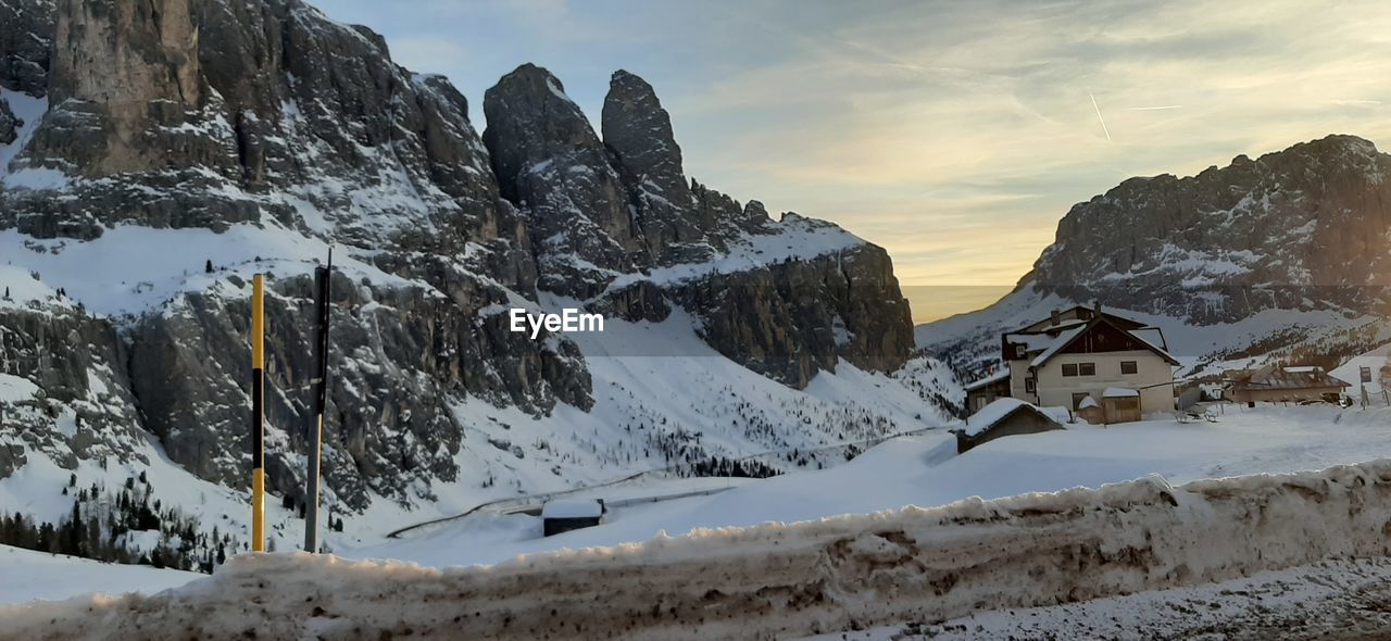 SCENIC VIEW OF SNOW COVERED MOUNTAINS AGAINST SKY