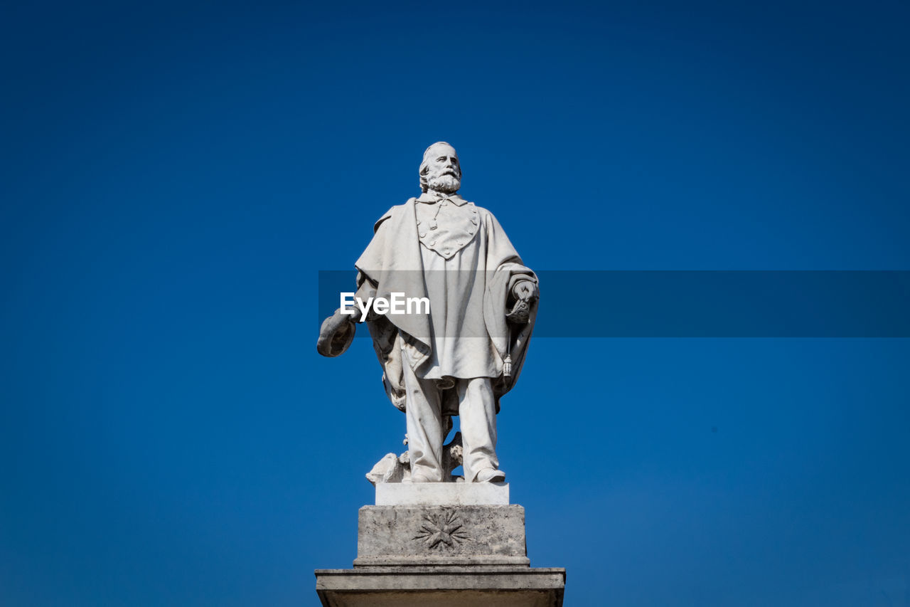 LOW ANGLE VIEW OF STATUE AGAINST SKY