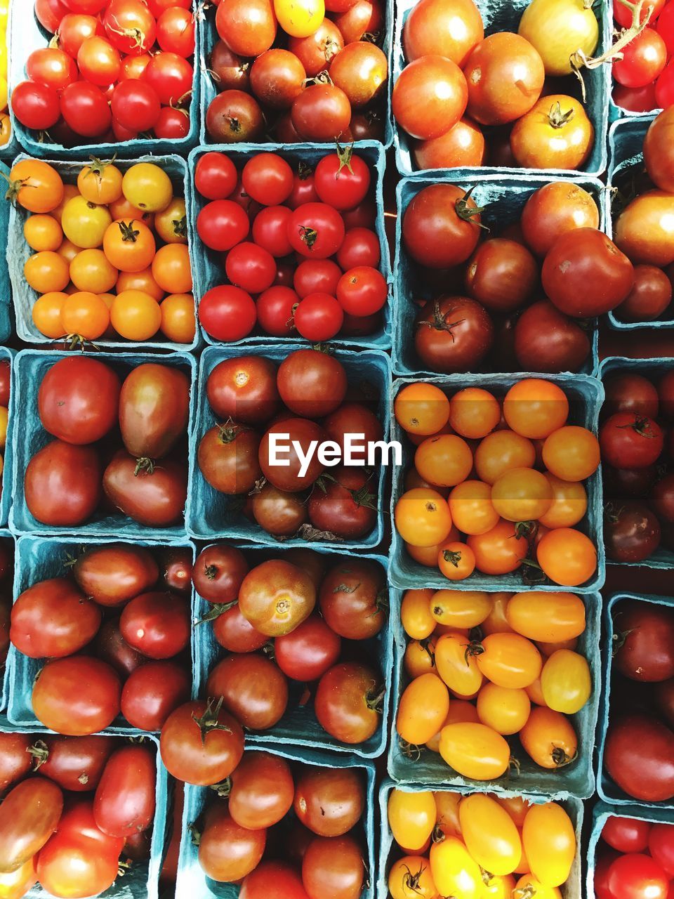 FULL FRAME SHOT OF ORANGES IN MARKET