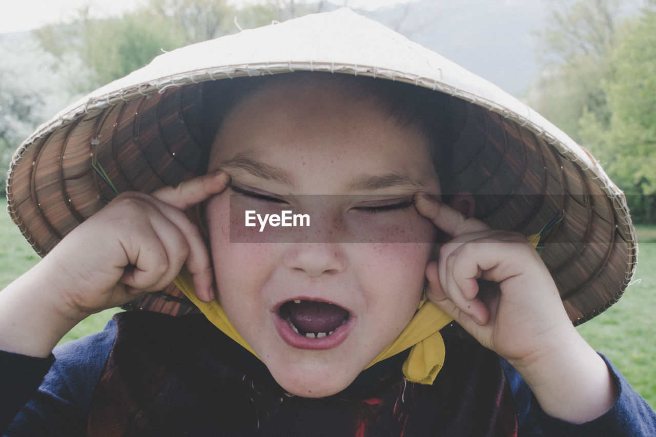 CLOSE-UP OF BOY WEARING SUNGLASSES