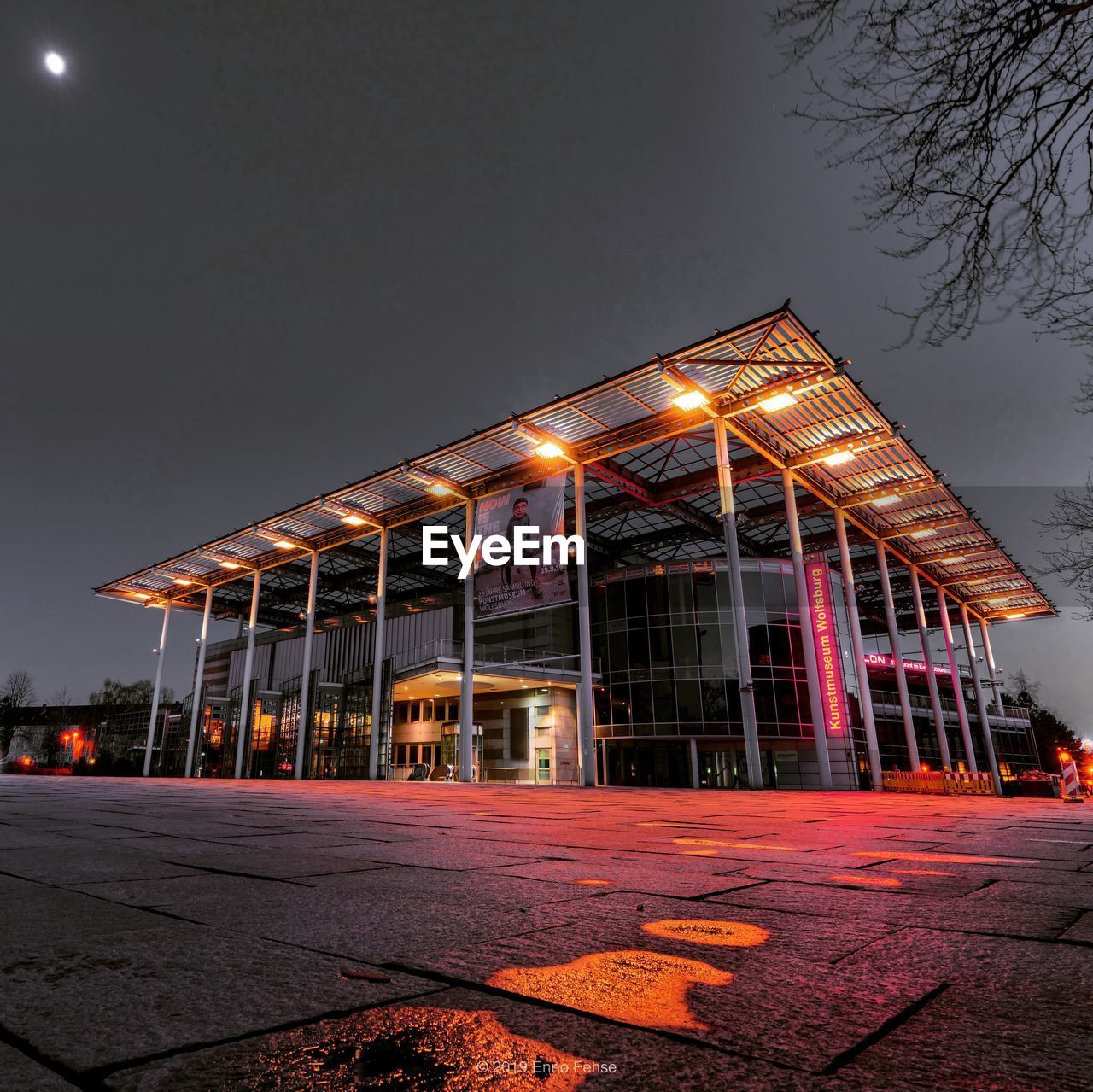 LOW ANGLE VIEW OF ILLUMINATED BUILDING AT NIGHT