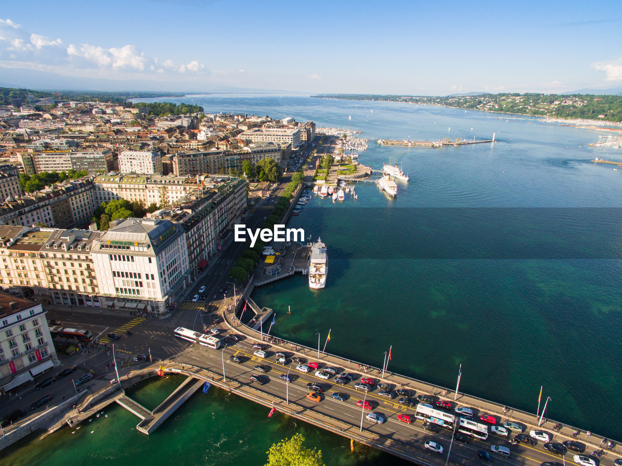 HIGH ANGLE VIEW OF BUILDINGS BY SEA