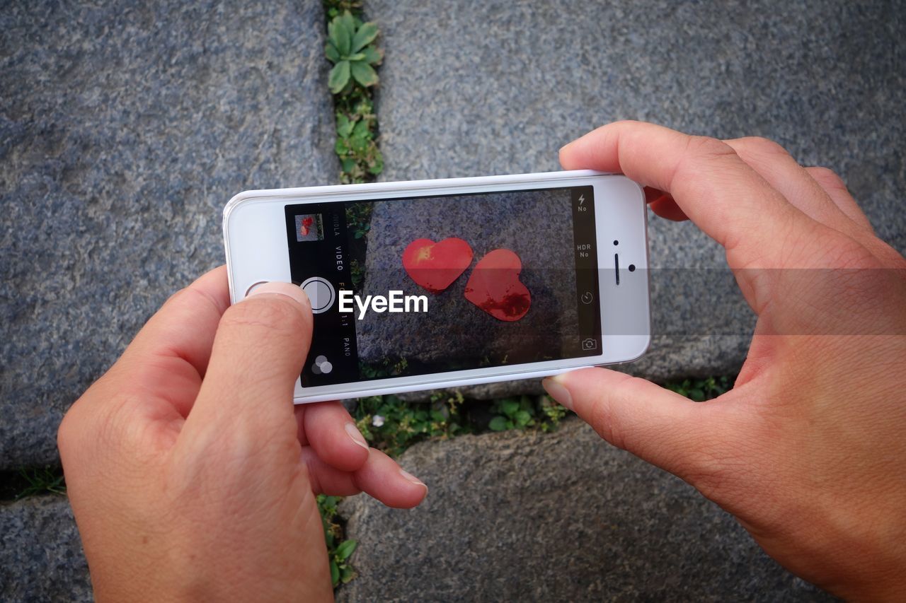 CLOSE-UP OF HAND HOLDING SMART PHONE