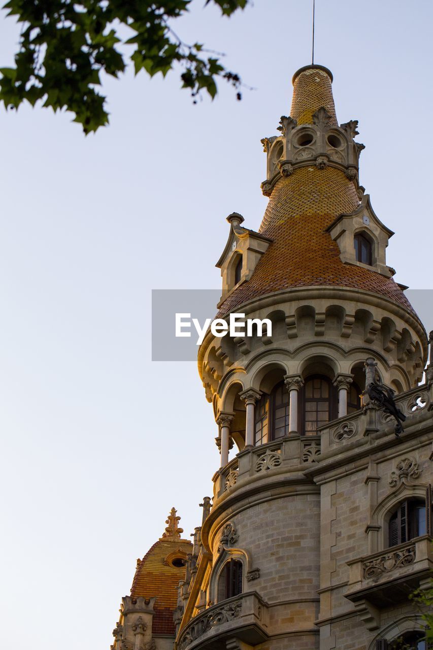 LOW ANGLE VIEW OF HISTORICAL BUILDING AGAINST CLEAR SKY