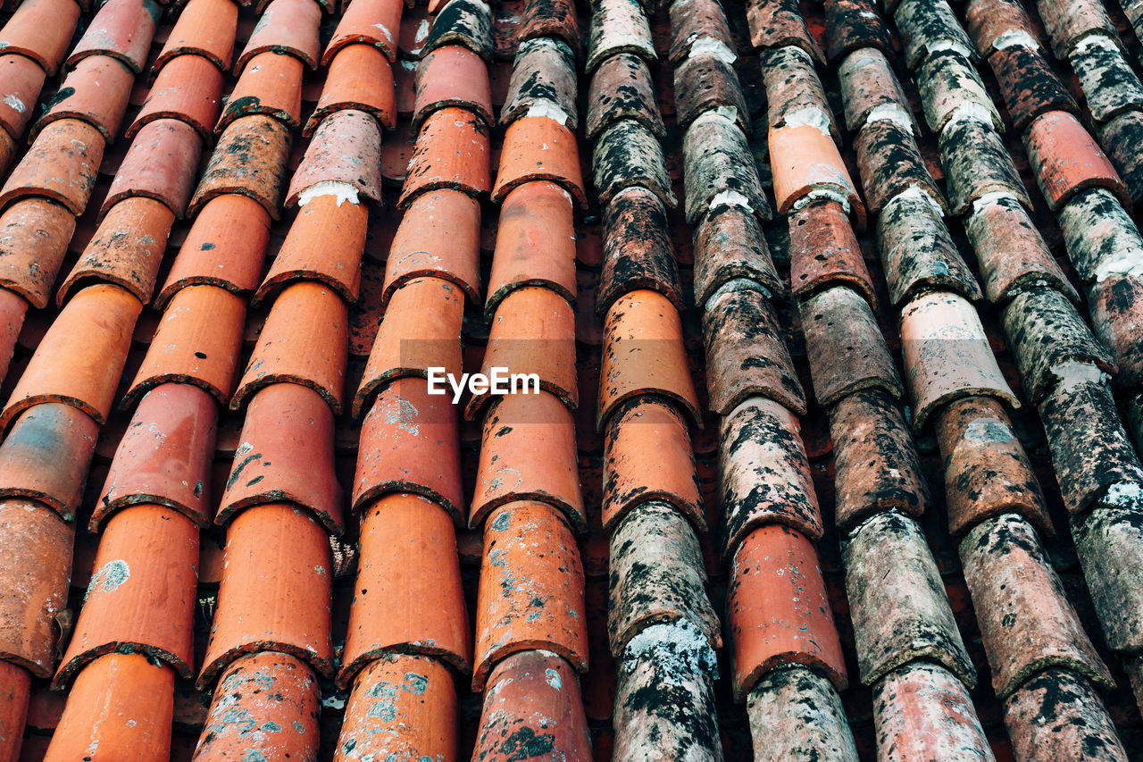 FULL FRAME SHOT OF MULTI COLORED ROOF TILES