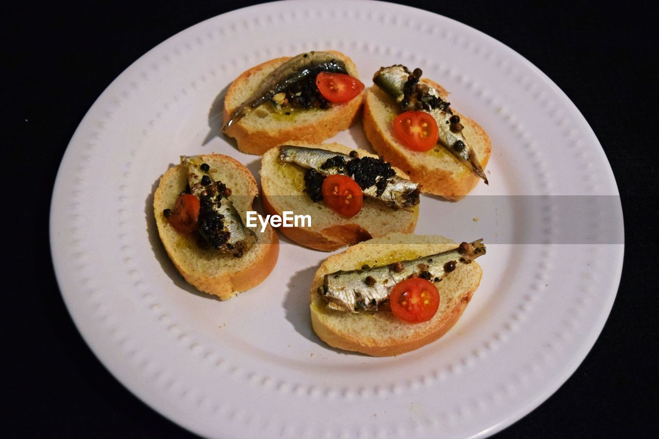 HIGH ANGLE VIEW OF SALAD IN PLATE