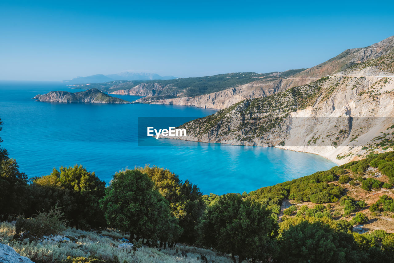 SCENIC VIEW OF SEA BY MOUNTAINS AGAINST SKY