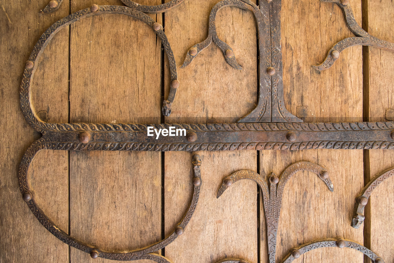 FULL FRAME SHOT OF WEATHERED WOOD