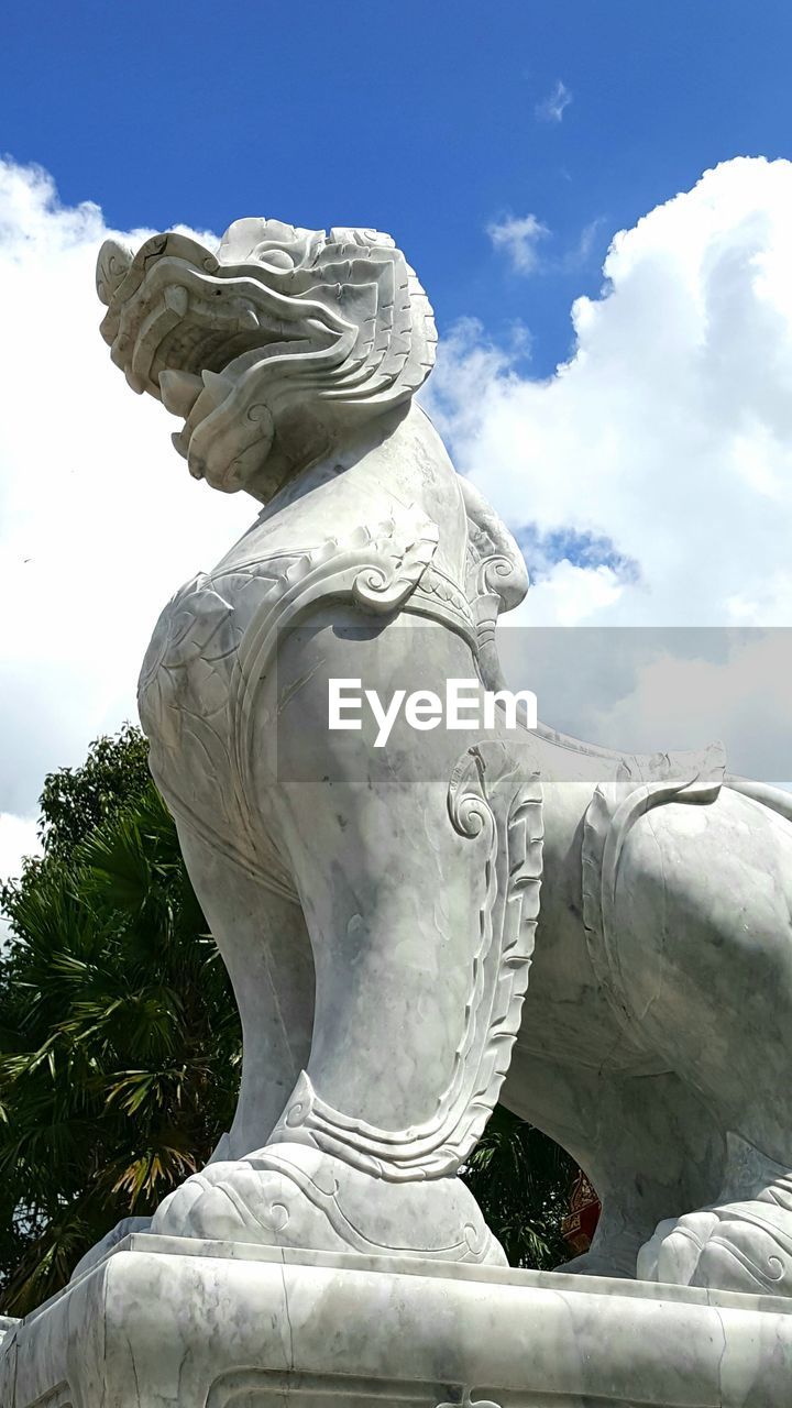 LOW ANGLE VIEW OF STATUE OF ANGEL AGAINST SKY