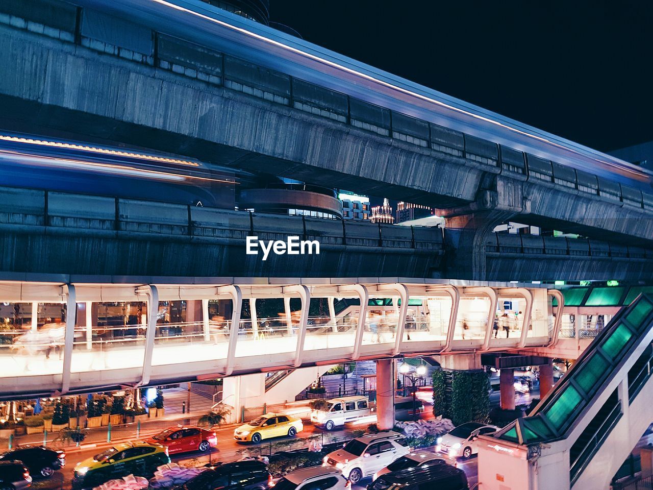 TRAIN ON ILLUMINATED BRIDGE IN CITY