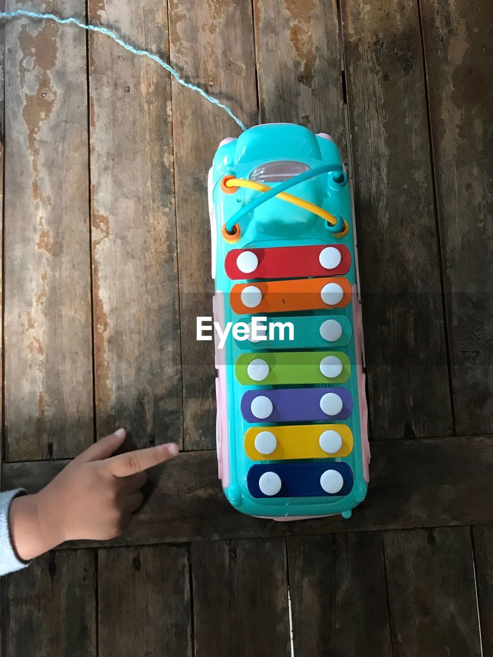 DIRECTLY ABOVE SHOT OF PERSON HOLDING MULTI COLORED WALL