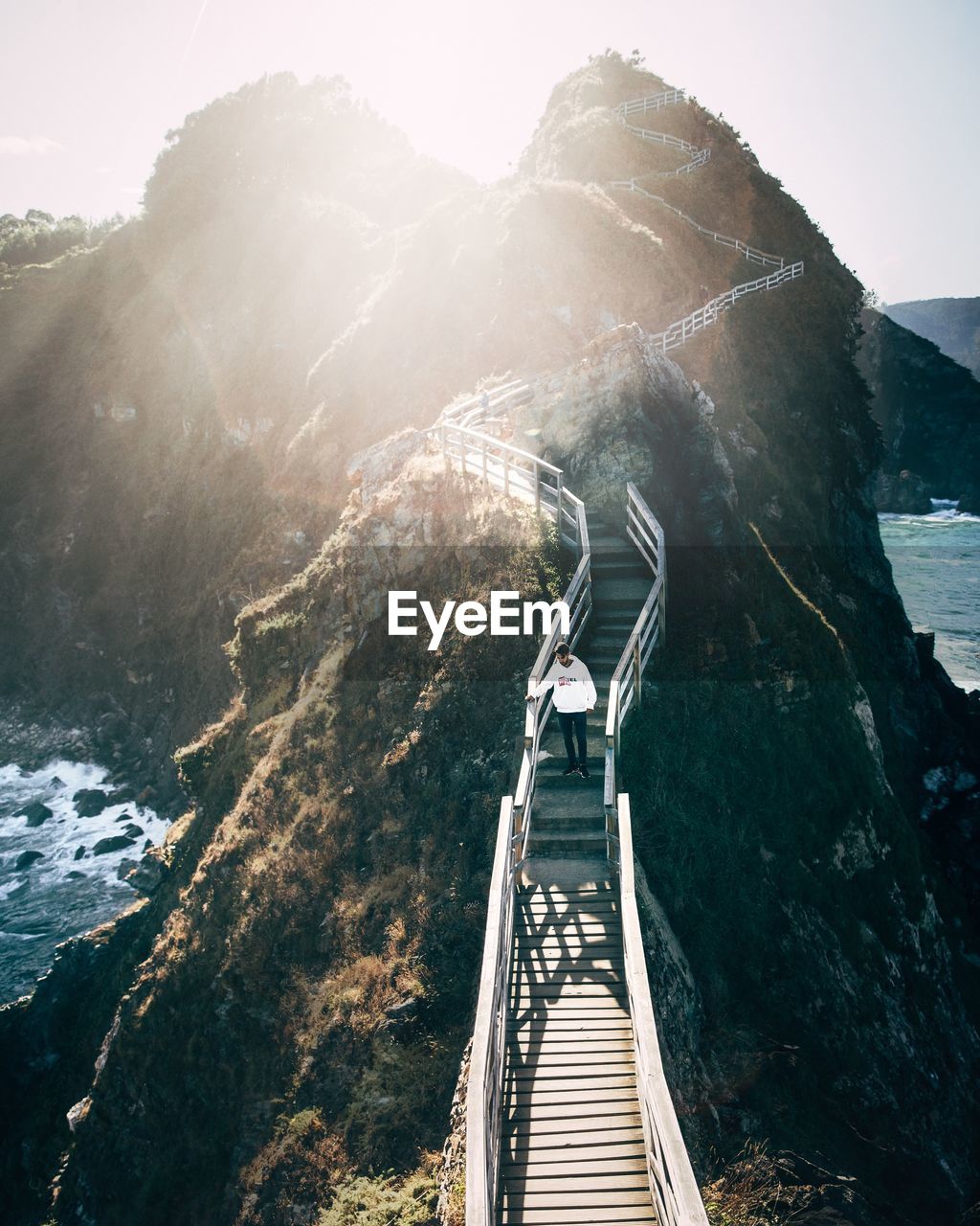 HIGH ANGLE VIEW OF GOLDEN GATE BRIDGE OVER WATER