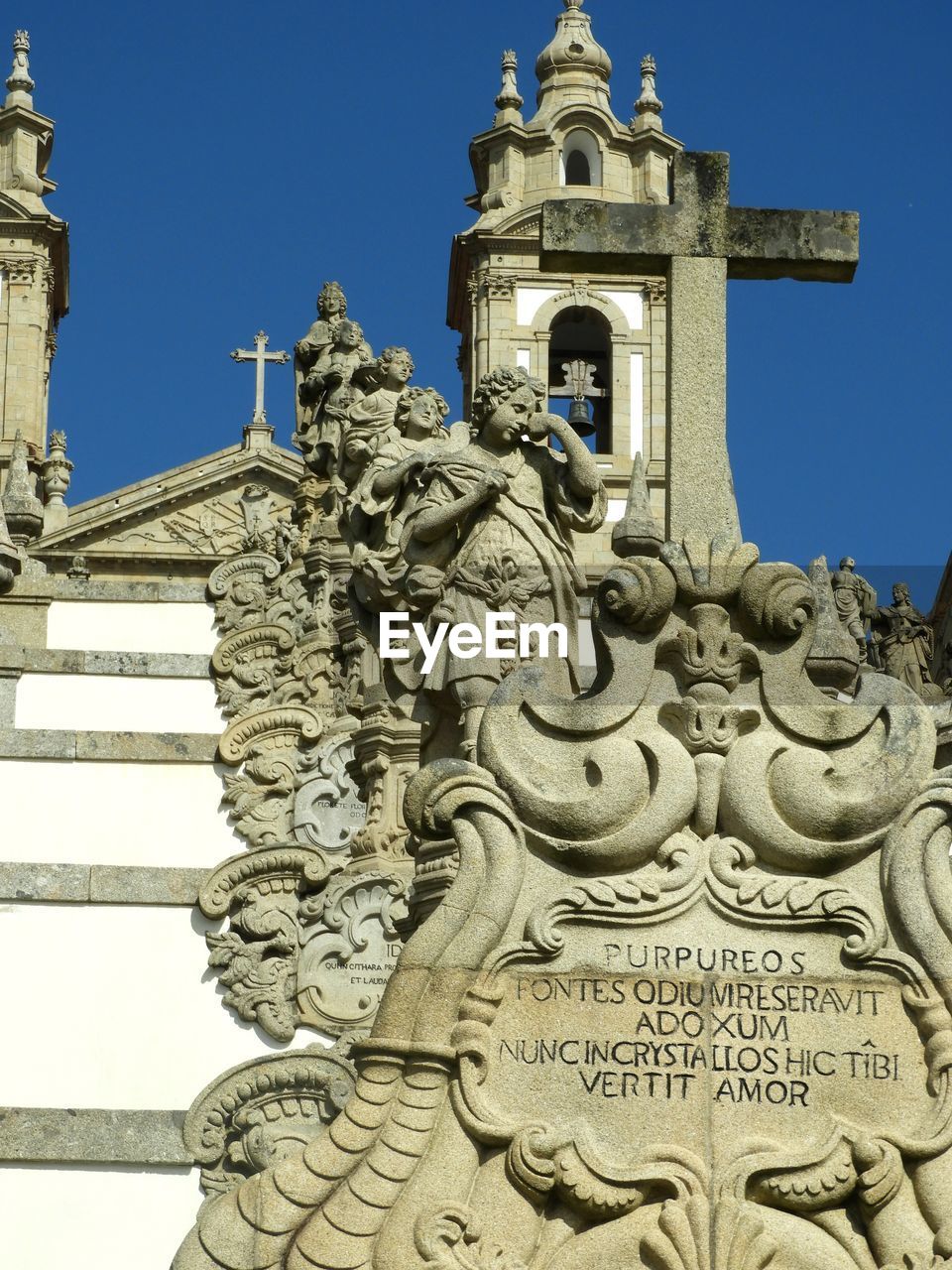 LOW ANGLE VIEW OF STATUES ON BUILDING AGAINST SKY