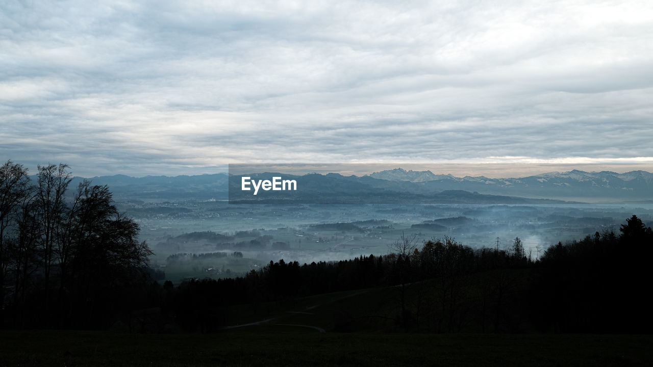 SCENIC VIEW OF LANDSCAPE AGAINST SKY DURING SUNRISE