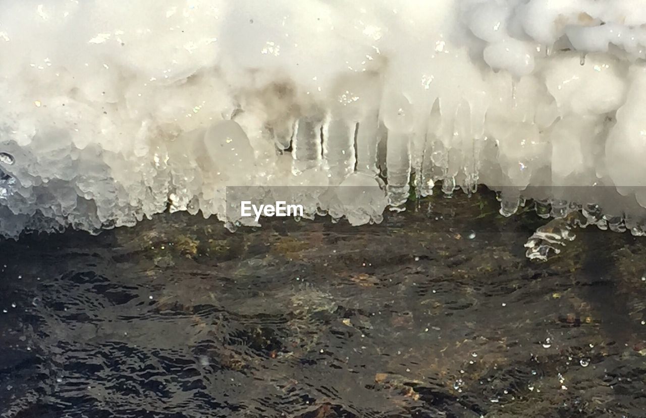 CLOSE-UP OF WATER DROPS ON ROCKS