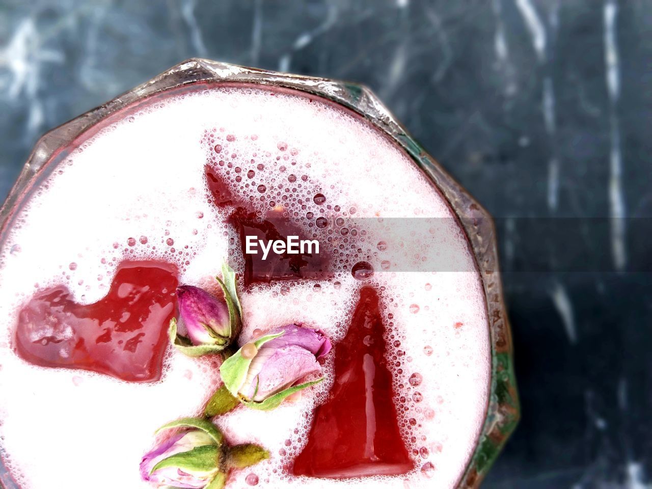 HIGH ANGLE VIEW OF ICE CREAM GLASS