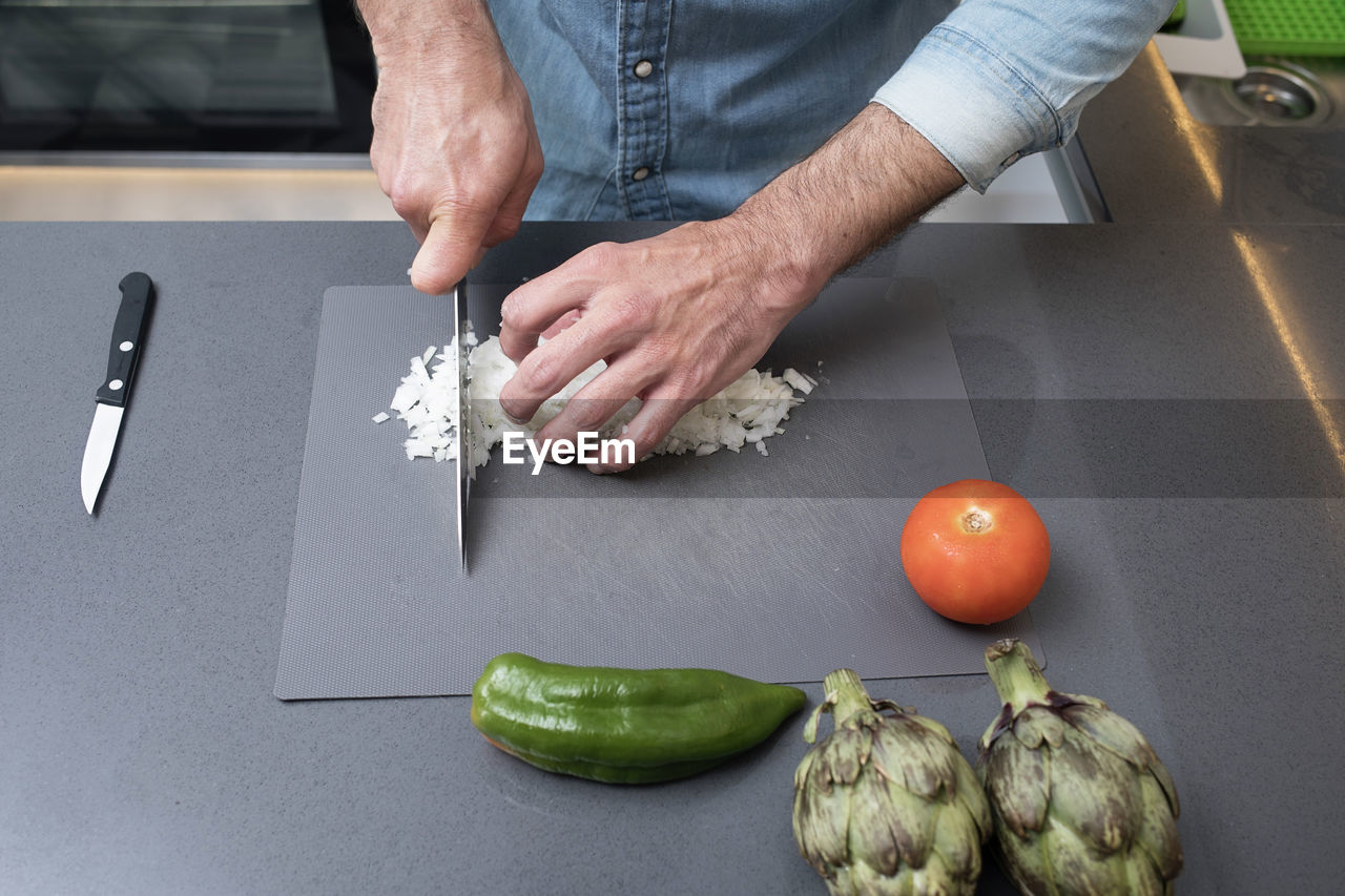 MIDSECTION OF MAN PREPARING FOOD