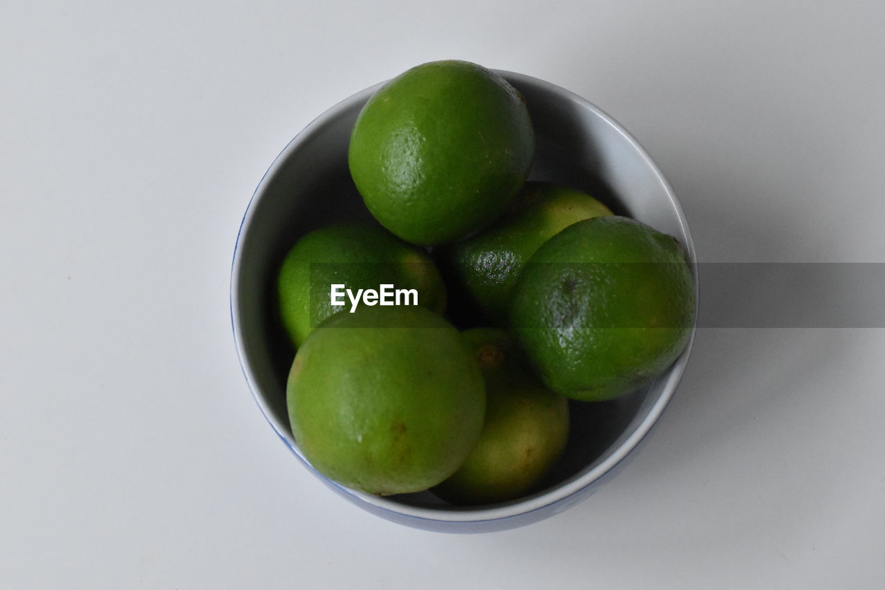 DIRECTLY ABOVE SHOT OF FRUITS IN BOWL