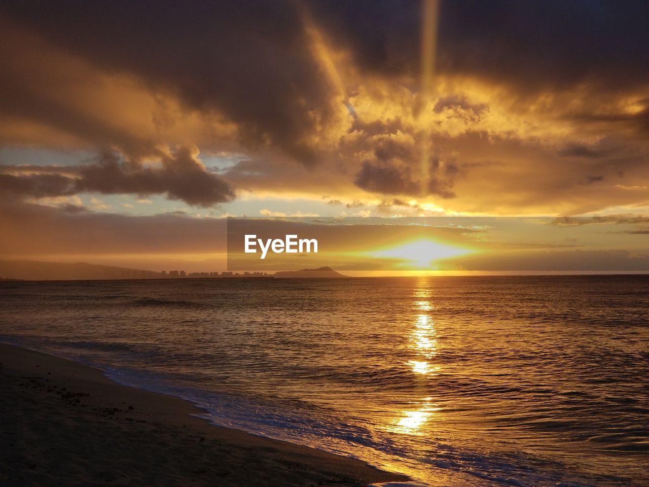 SCENIC VIEW OF SEA AGAINST SKY AT SUNSET